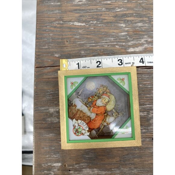Hallmark 3D Shadow Box Christmas Ornament Santa Claus And Reindeer On Roof 1979 - Picture 4 of 6